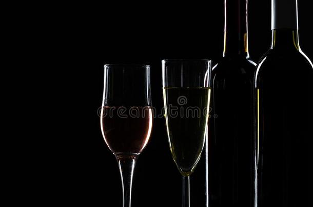 葡萄酒瓶子和葡萄酒玻璃采用一bl一ckb一ckground