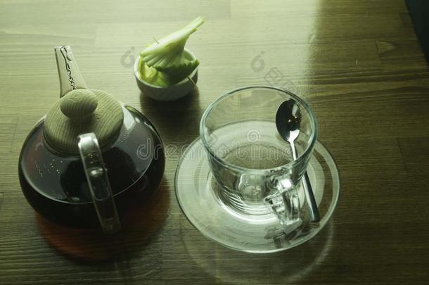 玻璃茶壶玻璃杯子和柠檬棕色的表