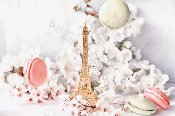 指已提到的人Eiffel语言塔小雕像经过白色的樱桃花和甜的英语字母表的第13个字母