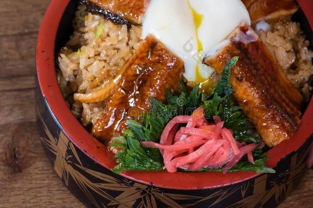 日本人融合盘和辛辣的稻和酱油调味汁,烤