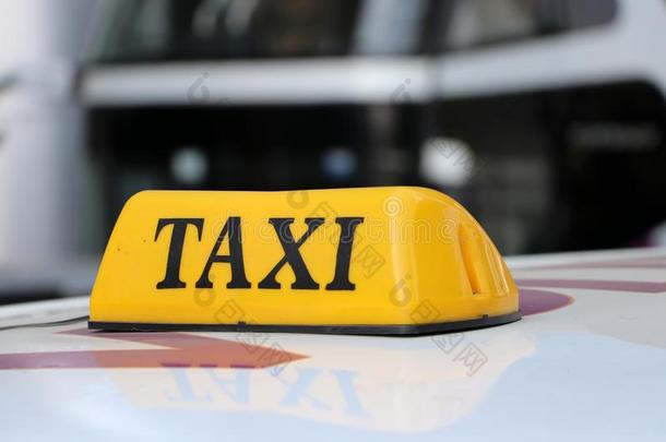出租车光符号或出租车符号采用黄色的col或和黑的文本向英语字母表的第20个字母