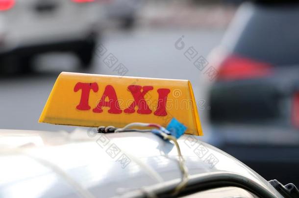 出租车光符号或出租车符号采用黄色的col或和红色的文本向指已提到的人