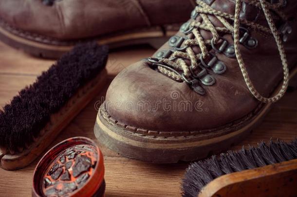 老的酿酒的皮擦靴人和<strong>鞋刷子</strong>向木制的背景