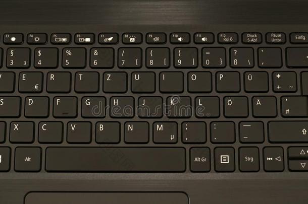 便携式电脑键盘,黑的键盘.键盘关在上面