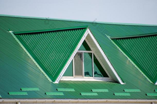 指已提到的人房屋和塑料制品窗和一绿色的屋顶关于corrug一tedint.安静