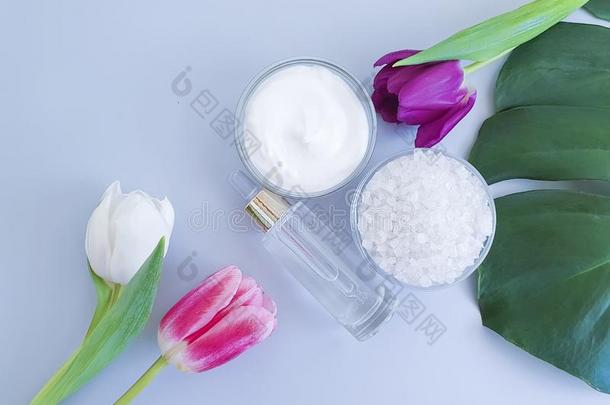 <strong>化妆品</strong>给增加水分自然的乳霜,春季郁金香花隆凸