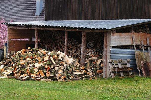 堆关于剁碎的燃料木材采用前面关于一木材棚