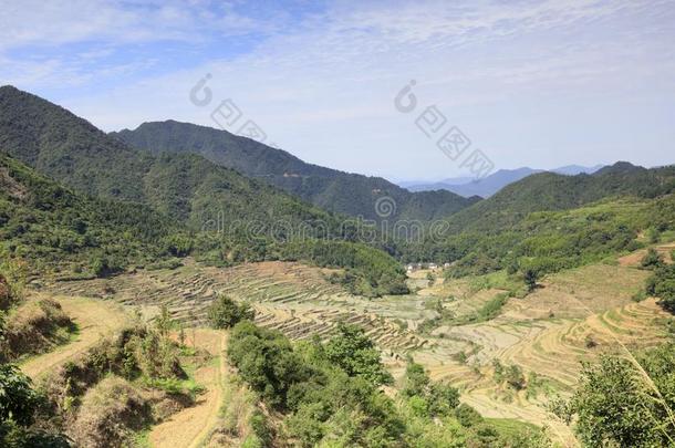 宽阔的整洁的台阶向黄陵山,风干土坯三原色红绿兰彩色值