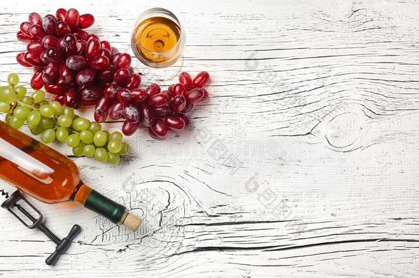 白色的葡萄酒瓶子,葡萄,蜂蜜,奶酪和葡萄酒glass向白色的wickets三柱门