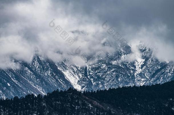 西方的四川,中国,雪山云降低