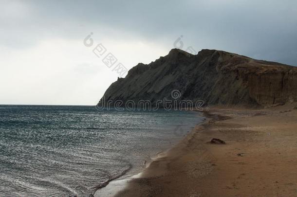 无人居住的海岸.一山关于黏土是（be的三单形式前景