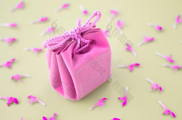 粉红色的赠品卡片向一gr一yb一ckground和花.Be一utiful熟食品