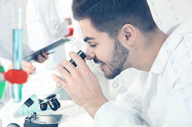 医学的学生工作的和显微镜采用科学的实验室