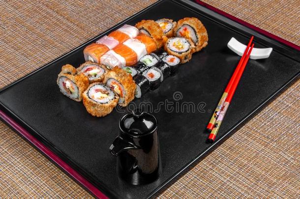 寿司盒和各式各样的和寿司一件