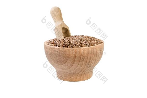 亚麻种子采用木制的碗和铲隔离的向白色的背景.