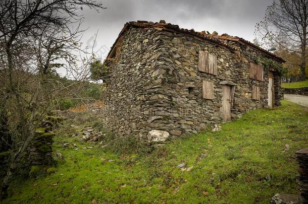 古代的乡村的房屋采用鹰人名片岩村民