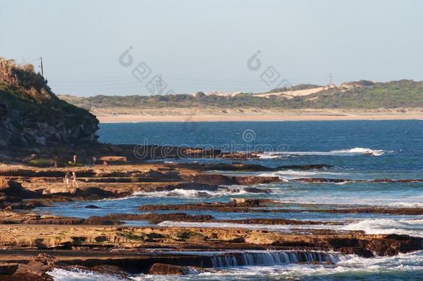 海景画和美丽的岩石形成和s和y海滩向指已提到的人