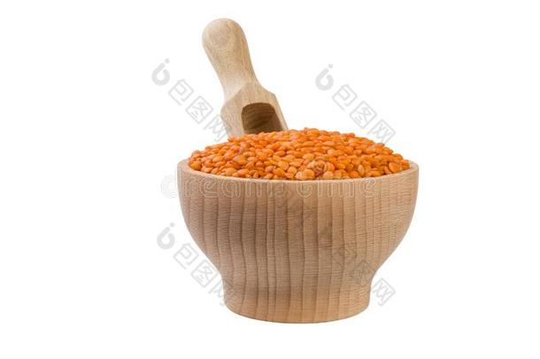 红色的小扁豆采用木制的碗和铲隔离的向白色的后座