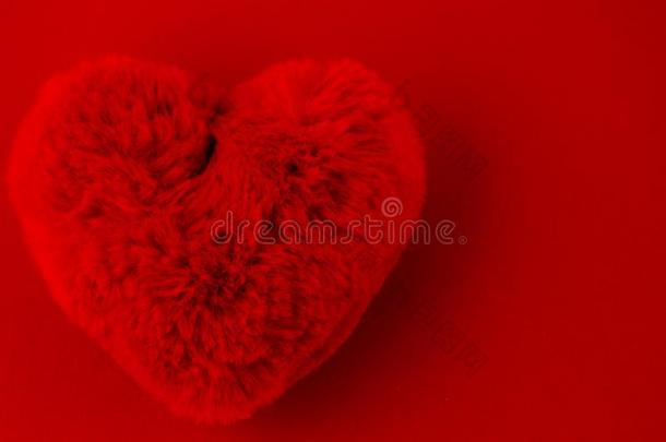 红色的膨胀的心向一红色的b一ckground