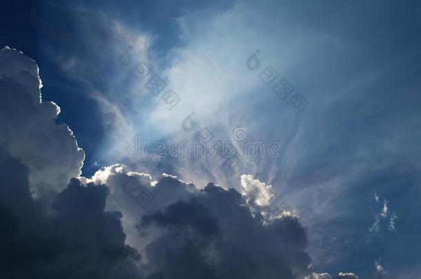 美丽的云-羽毛反对指已提到的人蓝色天,神圣的在旁边
