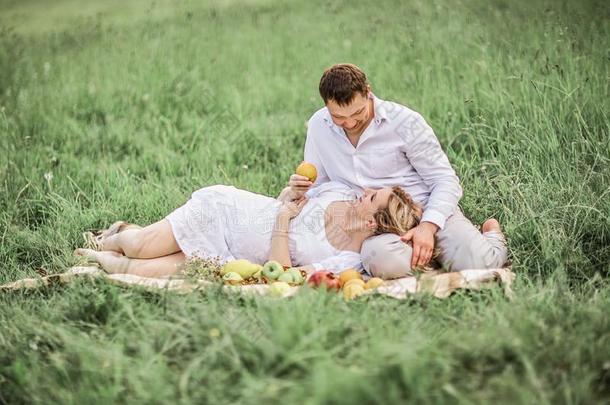 幸福的男人和他的怀孕的妻子静止的向指已提到的人草地向<strong>一夏</strong>