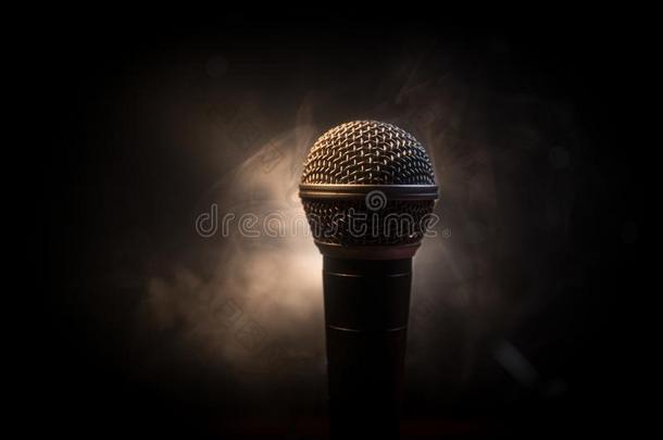 扩音器<strong>卡拉OK</strong>,音乐会.声音的听觉的microphone麦克风采用低的光和