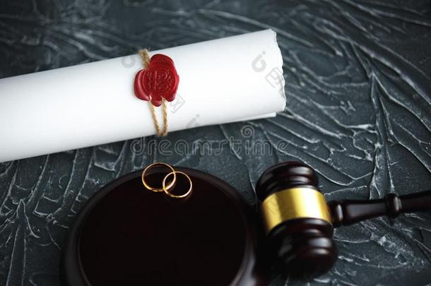两个破碎的金色的婚礼戒指离婚法令文档.离婚