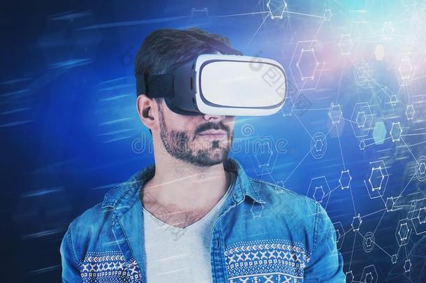 偶然的男人采用VirtualReality虚拟现实戴在头上的耳机或听筒,实质上的采用terface