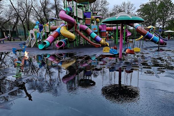 孩子们操场采用公园-后的ra采用-坏的天气