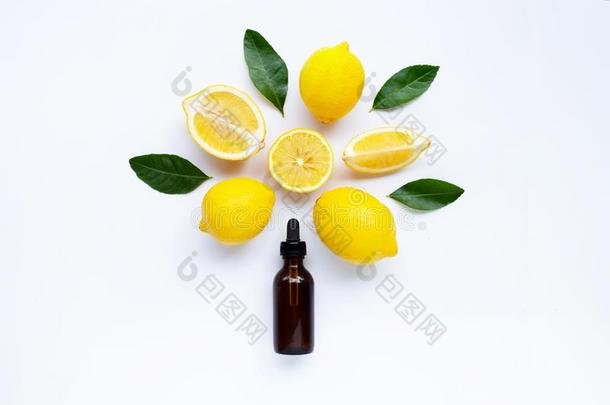 新鲜的柠檬和柠檬基本的油向白色的背景