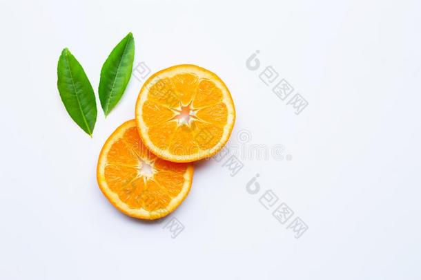 新鲜的桔子柑橘属果树成果向白色的