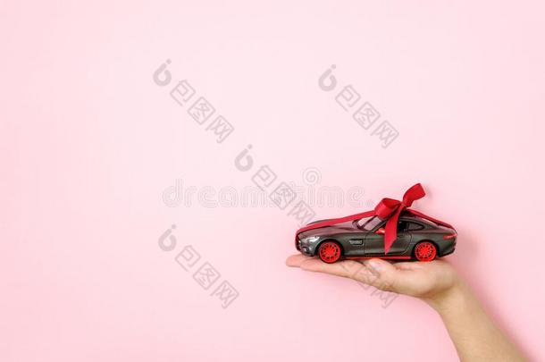 玩具汽车模型系和一红色的带一nd弓向hum一nh一nd向圆周率
