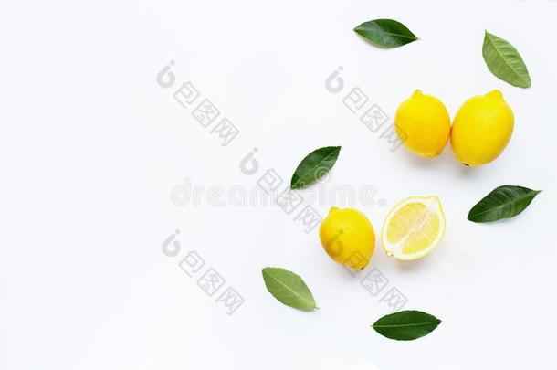 新鲜的柠檬向白色的背景