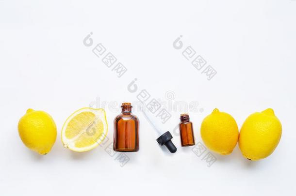 新鲜的柠檬和柠檬基本的油向白色的背景