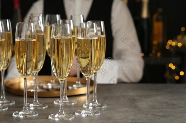 眼镜关于香槟酒和侍者采用饭店