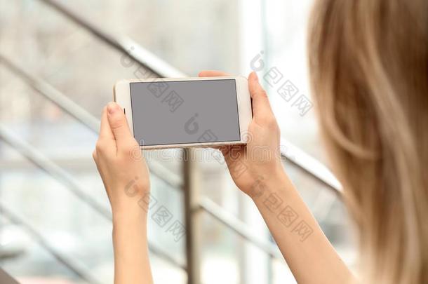 年幼的女人使用磁带录像聊天向smartph向e在室内采用变模糊波黑