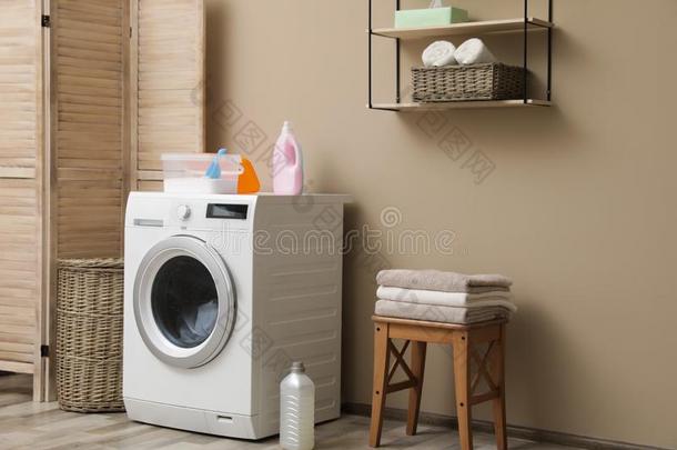 现代的洗涤机器在近处颜色墙采用洗衣店房间