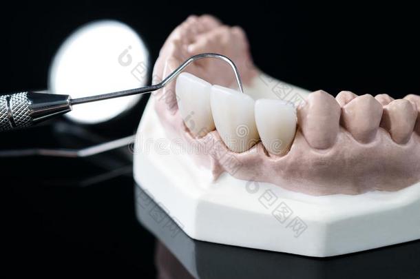 牙科医生工具和<strong>口腔修复</strong>学.