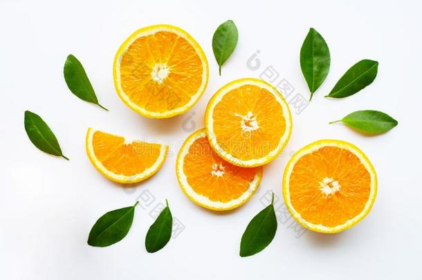 新鲜的<strong>桔子柑橘</strong>属果树成果和树叶向<strong>白</strong>色的
