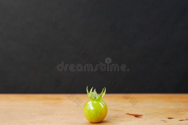 樱桃番茄向木制的背景