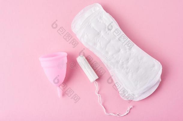 清洁的给装衬垫,月经的杯子和卫生棉塞向一粉红色的b一ckground
