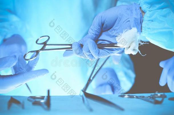 外科医生手佃户租种的土地外科的剪刀和经过的外科的equation平衡