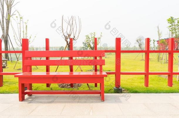 红色的木材椅子