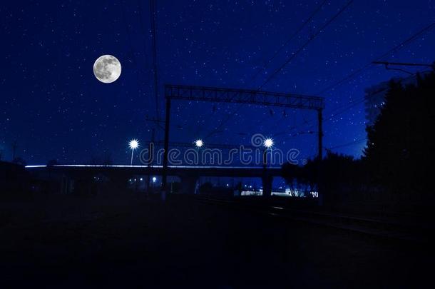 铁路采用夜在下面满的月亮.美丽的夜风景机智