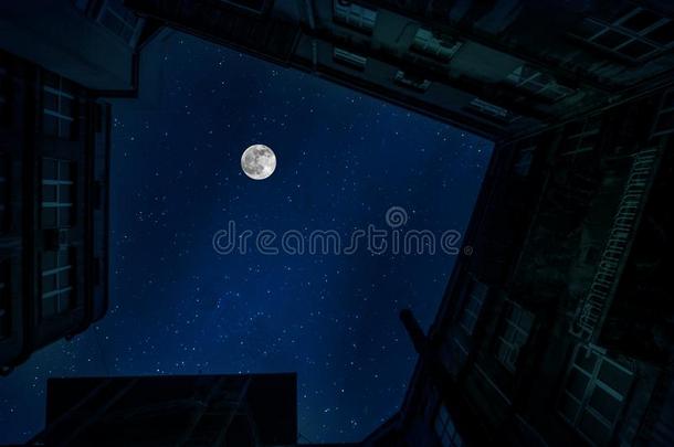 满的月亮越过指已提到的人城市在夜,菲律宾巴枯帽阿塞拜疆.大的满的月亮