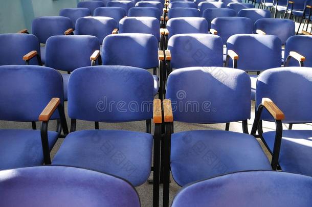 许多蓝色椅子台采用一行.会议房间在外部人