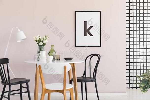 海报向彩色粉笔粉红色的墙关于复杂的进餐房间内部