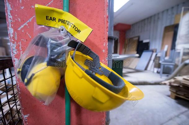 标准安全设备黄色的头盔和耳保护