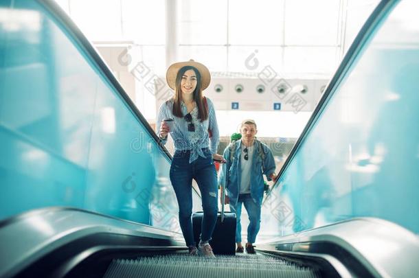 对和行李攀登指已提到的人自动扶梯,机场