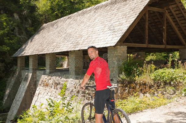 积极的年幼的男人骑脚踏车兜风采用森林向一热的夏d一y